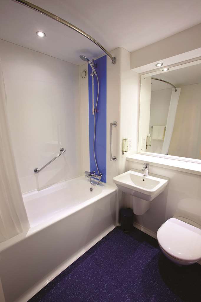 Travelodge Sunbury M3 London Room photo