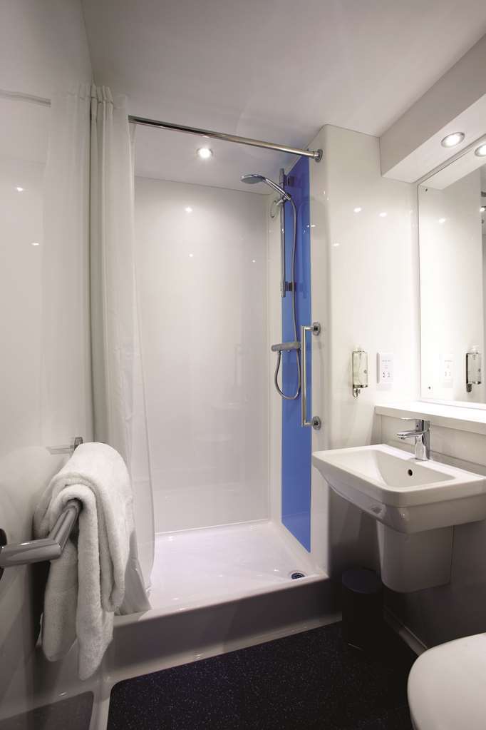 Travelodge Sunbury M3 London Room photo
